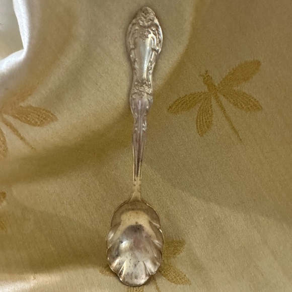 Vintage WM Rogers ⭐️ Scalloped Serving Spoon. - Picture 1 of 9